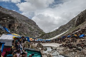 <p>A large number of pilgrims at 4,200 meters, has a heavy impact on the ecology [image by: sandeepachetan.com]</p>