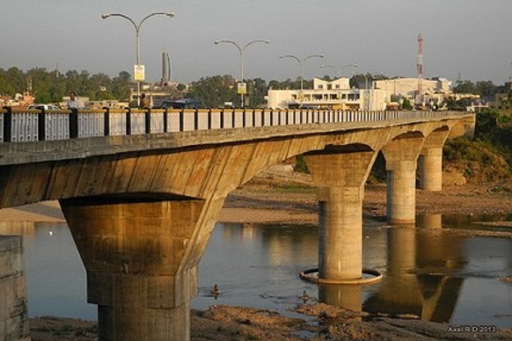 <p>Jammu’s Tawi River slows to a trickle in summers, bursts its banks during rainy periods, with flash floods triggering erosion and threatening lives [image by Ashutosh Sharma]</p>