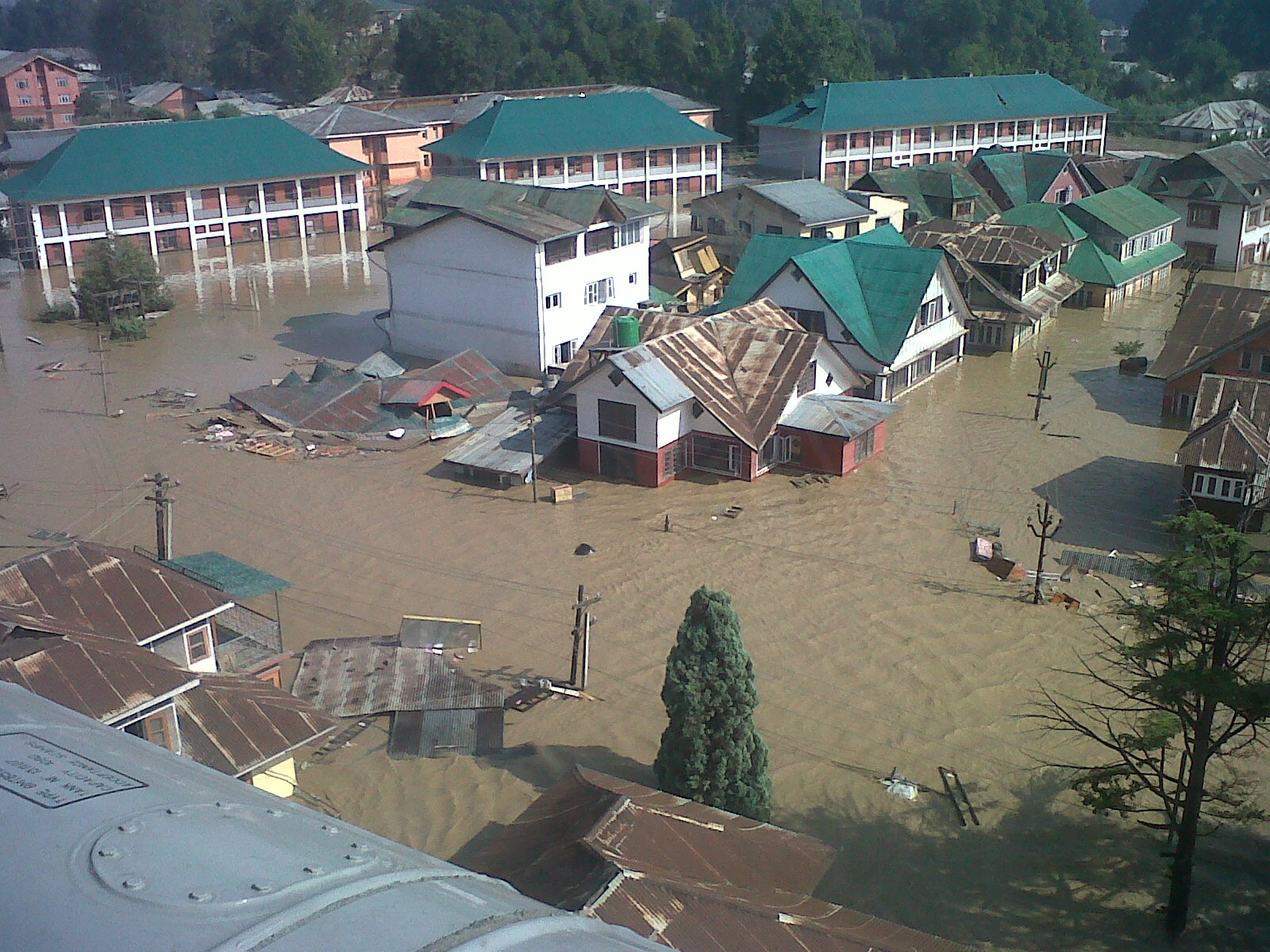 <p>Three weeks on, almost half of Srinigar city is still submerged and the need for basic supplies and shelter is becoming desperate</p>