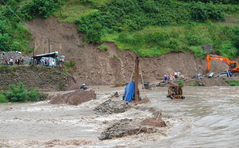 <p>The extra weight of dams, tunnels and reservoirs can all cause geological instability, and big reservoirs erode river banks and change microclimates (Image by Yang Yong)</p>