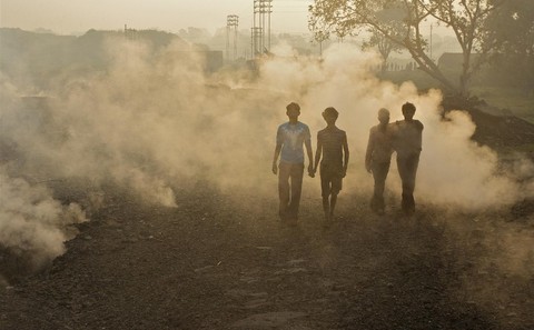 <p>Burning coal is India&#8217;s main energy source but is taking a heavy toll on human heath and air quality (Image by Greenpeace / Peter Caton)</p>