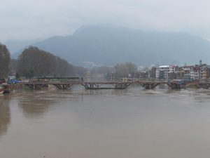 <p>Broken down old bridges across the river Jhelum impede the flow of water in Srinagar (Image by Athar Parvaiz)</p>