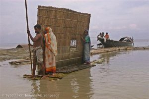<p>People affected by flooding of the Jamuna River dismantle their homes and move to higher grounds</p>