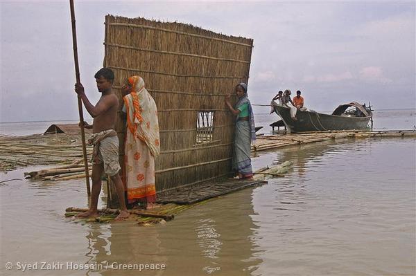 <p>People affected by flooding of the Jamuna River dismantle their homes and move to higher grounds</p>