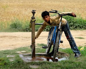 <p>A boy drinking water from hand pump in Sialkot, Pakistan (Photo by Black Zero)</p>