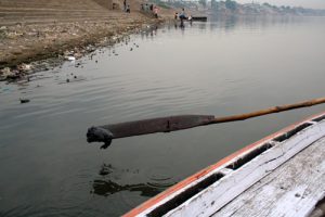 <p>A boatman dips his oar into the Ganga at Varanasi, and up comes the black sludge (Image by Ruhi Kandhari)</p>