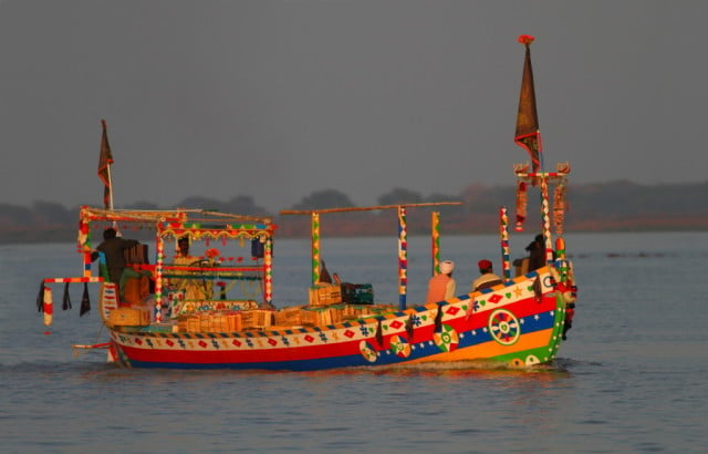 <p>An Indus boat safari at Taunsa barrage. The area is now considered unsafe for tourism because of criminal activity on the river. (Photo by Sustainable Tourism Foundation Pakistan)</p>