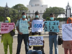 <p>Students in Karachi  in front of the Environment Ministry and Quaid&#8217;s Mausoleum (Photo by 350.org)</p>
