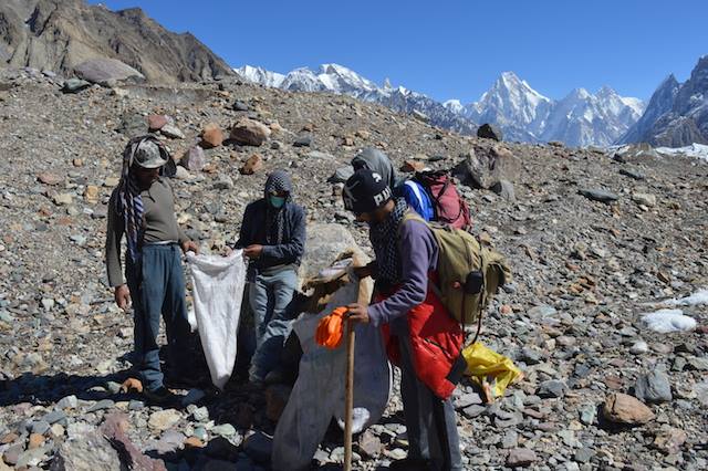 <p>Volunteers collected over 2,300 kg of waste in two weeks  (Photo: Pakistan US Alumni Network)</p>