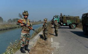 <p>Indian soldiers guard the Munak canal [image by AFP]</p>