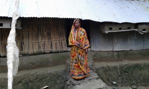 <p>A fisherman&#8217;s wife on the doorstep on poverty in Bangladesh [image by Zobaidur Rahman]</p>