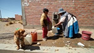 <p>Un grifo público en El Alto, Bolivia (imagen: <a href="https://www.flickr.com/photos/worldbank/8054514378target=%22_blank%22">Stephan Bachenheimer/ World Bank</a>).</p>