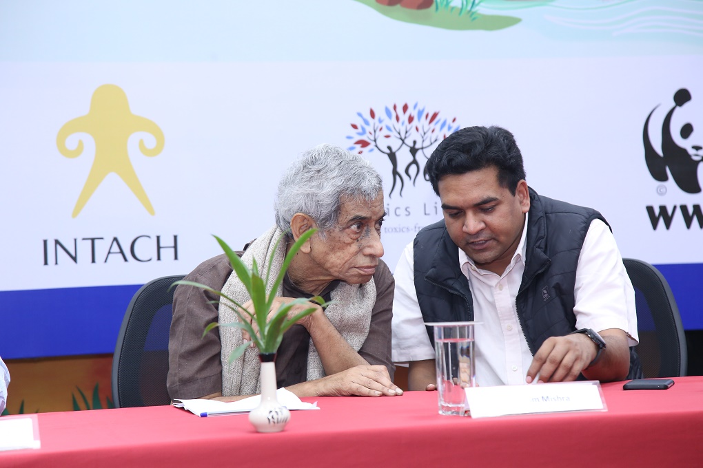 <p>Anupam Mishra listening to Kapil Mishra, Delhi&#8217;s Water Minister [image courtesy WWF India]</p>