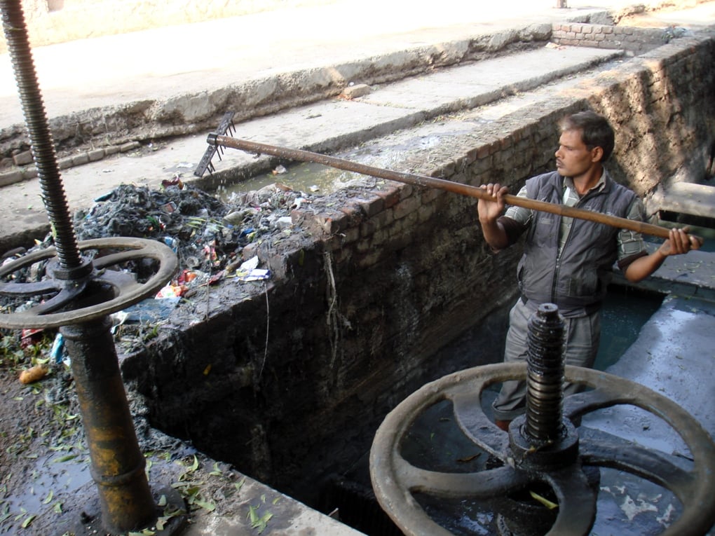 <p>Staff cleaning a choked Intermediate pumping station [image by Juhi Chaudhary]</p>