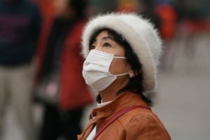 <p>Chinesa usa máscara de proteção contra poluição (imagem: <a href="https://www.flickr.com/photos/121483302@N02/15489395937" target="_blank" rel="noopener">Global Panorama</a>)</p>
