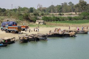 <p>Loading site on the Ganga, near the Farakka barrage [image by Malcolm Payne]</p>