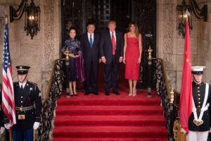 <p>Presidente de China, Xi Jinping, y presideente de los Estados Unidos, Donald Trump, con sus esposas en Florida (imagen: <a href="https://upload.wikimedia.org/wikipedia/commons/thumb/0/09/President_Trump_with_President_Xi%2C_April_2017.jpg/640px-President_Trump_with_President_Xi%2C_April_2017.jpg" target="_blank" rel="noopener">The White House </a>)</p>