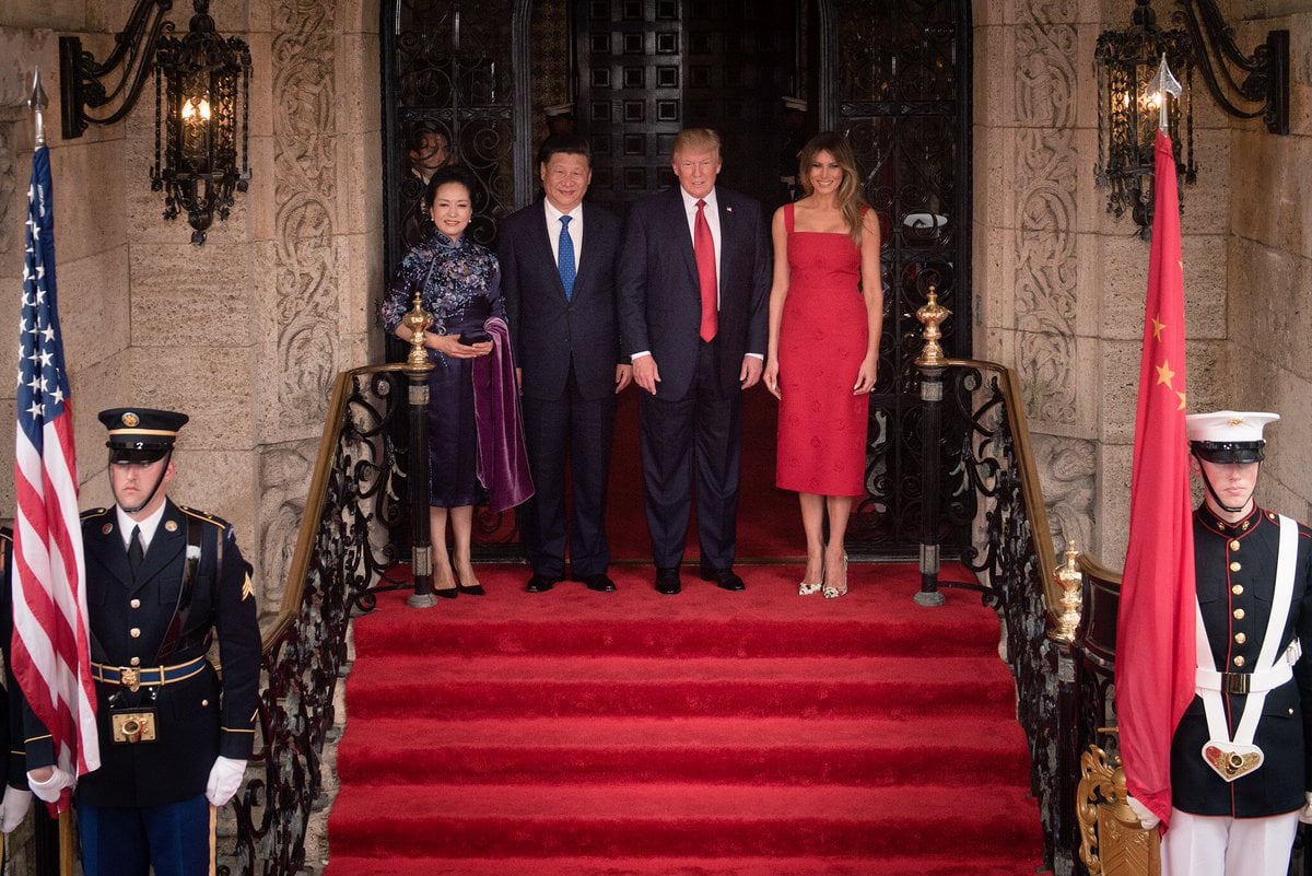 <p>Presidente de China, Xi Jinping, y presideente de los Estados Unidos, Donald Trump, con sus esposas en Florida (imagen: <a href="https://upload.wikimedia.org/wikipedia/commons/thumb/0/09/President_Trump_with_President_Xi%2C_April_2017.jpg/640px-President_Trump_with_President_Xi%2C_April_2017.jpg" target="_blank" rel="noopener">The White House </a>)</p>