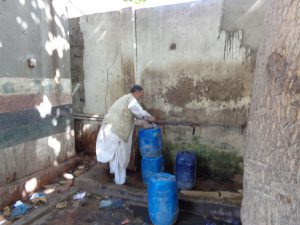<p>A man sourcing water in South Karachi [image courtesy: PCRWR]</p>