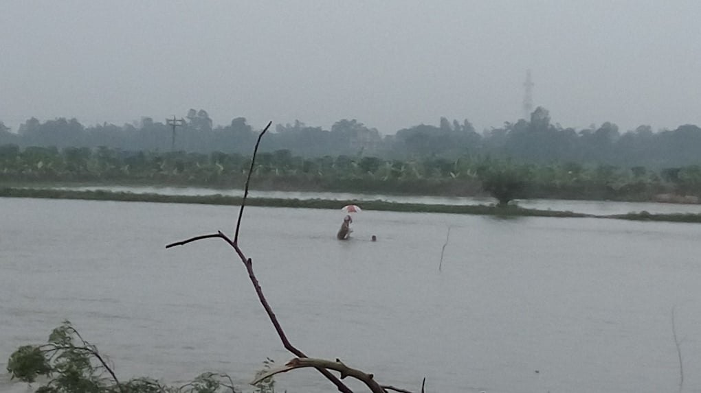 <p>As massive floods have overtaken northern Bangladesh, it&#8217;s worth asking if more could have been done to prepare [image by: Asif Hassan]</p>