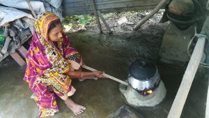 <p>Using biogas leads to smokeless kitchens, a huge boost to women&#8217;s health who normally have to use traditional wood burning stoves like this one [image by: Abu Siddique]</p>