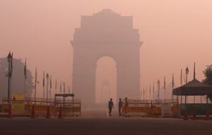 <p>Security personnel stand guard in front of the India Gate amidst the heavy smog in New Delhi [image by:  Reuters]</p>