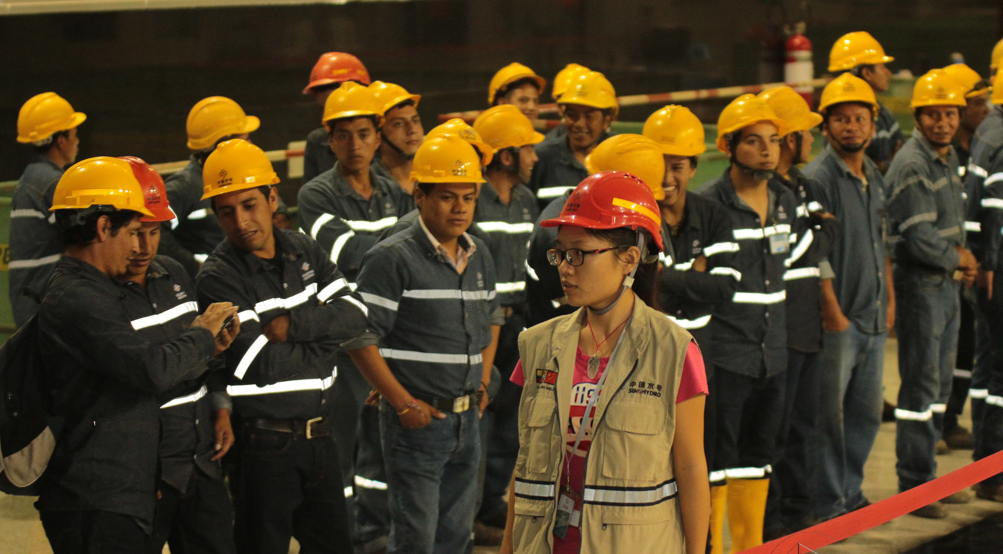 <p>Trabajadores de la usina hidroeléctrica Coca-codo Sinclair en Ecuador, financiado por un banco chino (imagen: <a href="https://www.flickr.com/photos/agenciaandes_ec/26140125790" target="_blank" rel="noopener">Agencia de Noticias Andes </a>)</p>