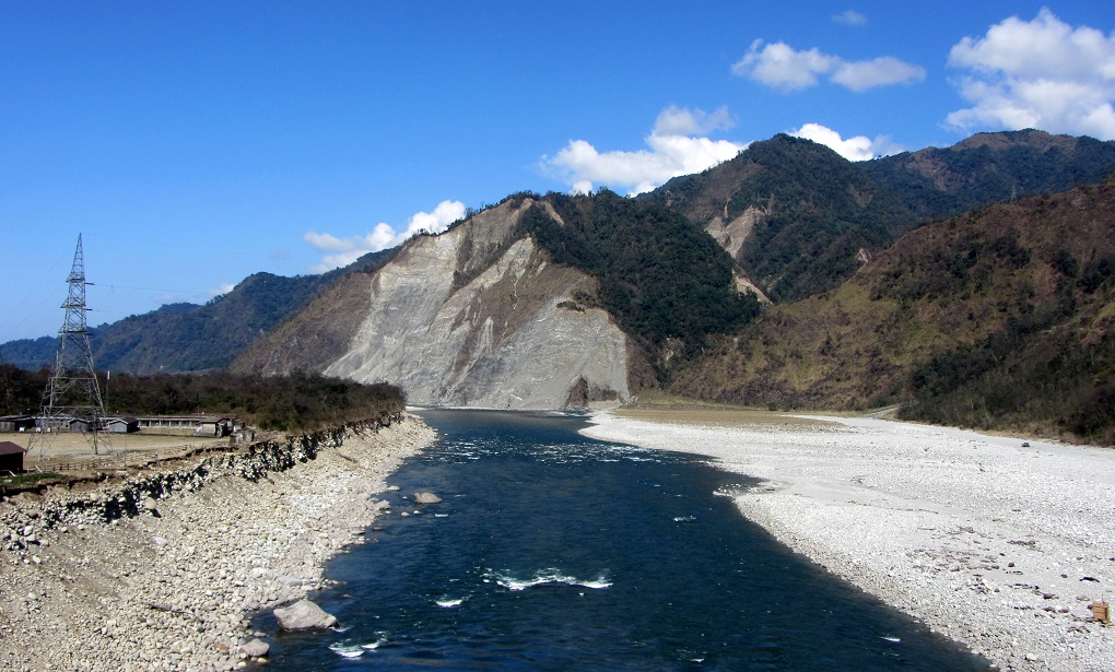 <p>This spot downstream of the Parshuram Kund in winters, witnesses a wall to wall flooding by the Lohit in monsoon months [image by: Nivedita Khandekar]</p>