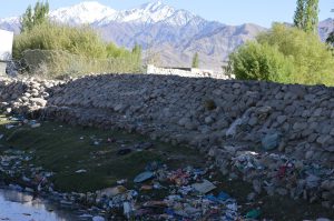 <p>Garbage on the bank of Indus near Choglamsar in Ladakh [image by: Athar Parvaiz]</p>