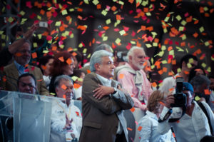 <p>Andrés Manuel López Obrador (imagem: <a href="https://es.wikipedia.org/wiki/Archivo:AMLO_en_su_cierre_de_campa%C3%B1a.jpg" target="_blank" rel="noopener">Cierre de Campaña</a>)</p>