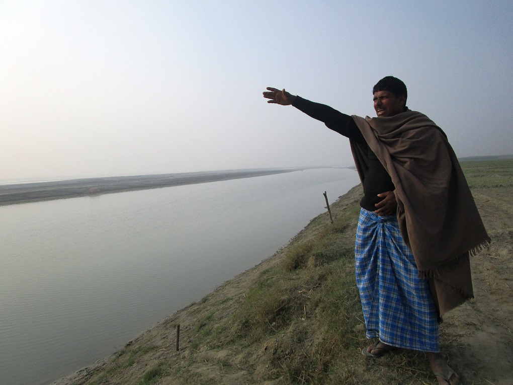 <p>Lal Singh Yadav, a resident of Naika tola fears that soon Ganga ji (Gandak is referred to as Ganga by the local villagers) will wash them away [image by: Nidhi Jamwal]</p>
