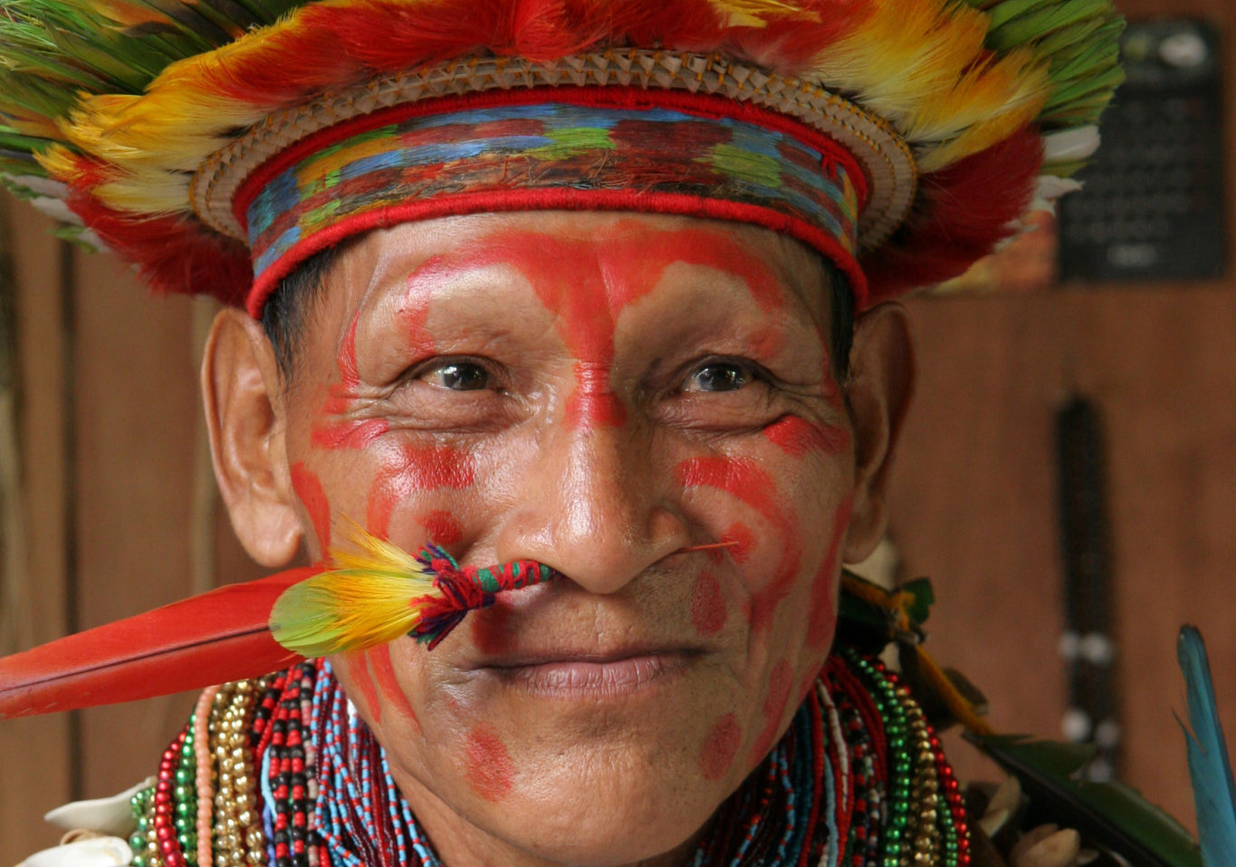 <p>O impacto da extração de petróleo na Amazônia é significativo, tanto para a biodiversidade como para os povos indígenas (imagem: <a href="https://en.wikipedia.org/wiki/File:Chaman_amazonie_5_06.jpg">WikiCommons</a>)</p>