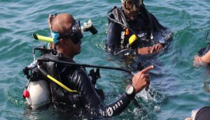 Diving-against-marine-debris