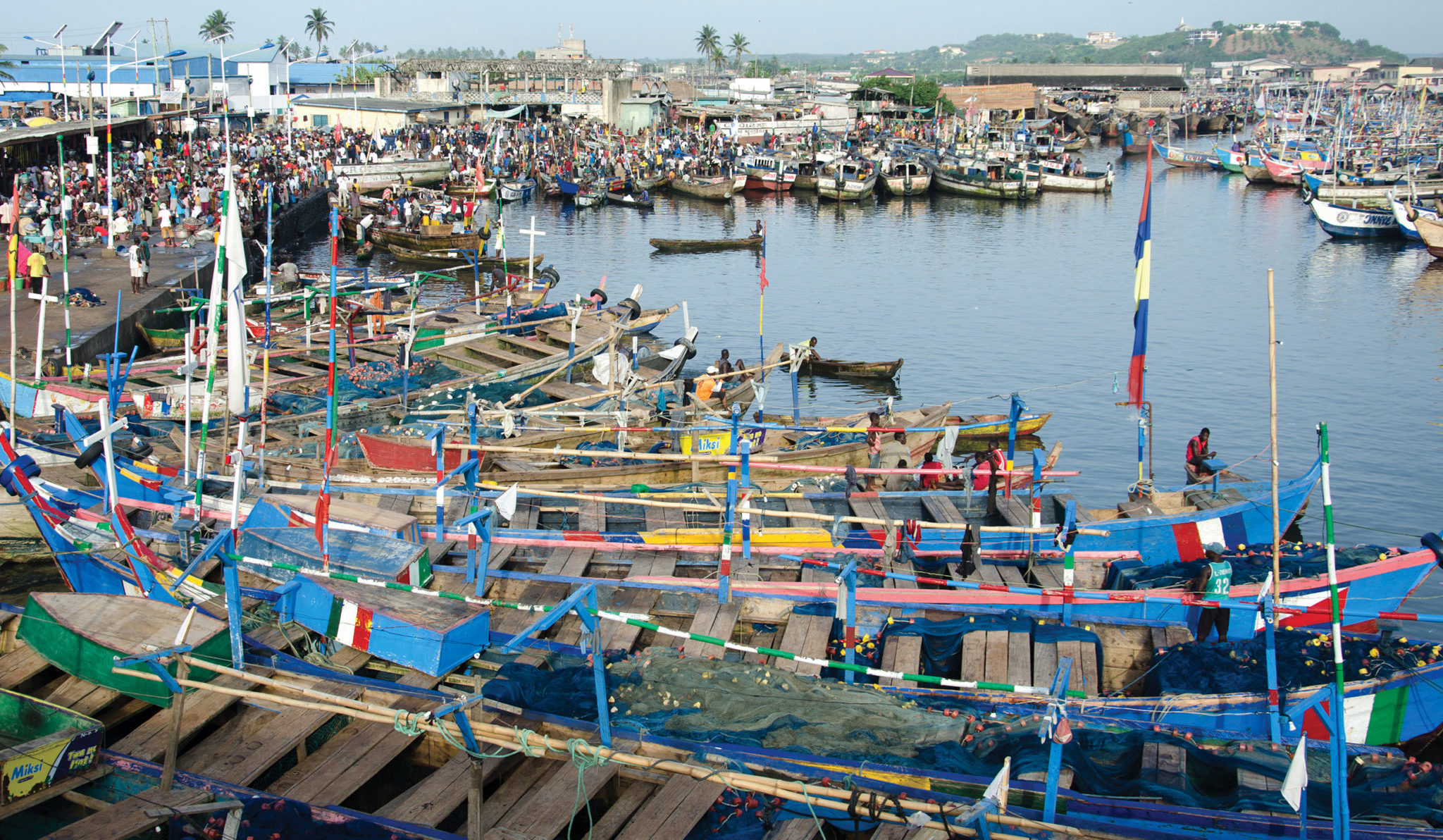 埃尔米纳港的木制渔船。加纳鱼类资源的减少导致民众生计和粮食安全面临威胁（图片来源：EJF）
