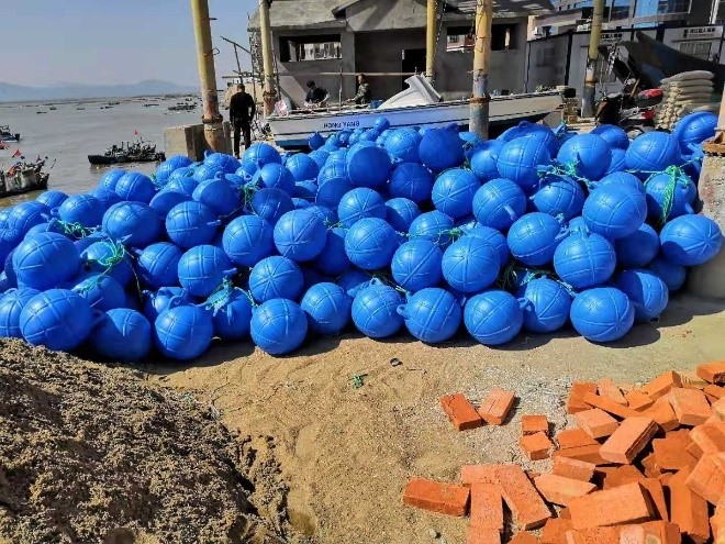 在岸边等待安装的塑料浮球。图片来源：陈维江
