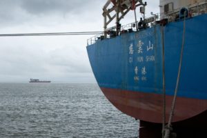 <p>Un buque chino atrapado en el Puerto de Barcarena, en Pará: ruta de la soja por la Amazonia es cada vez más usada. (Imagen: Vinicius Fontana)</p>