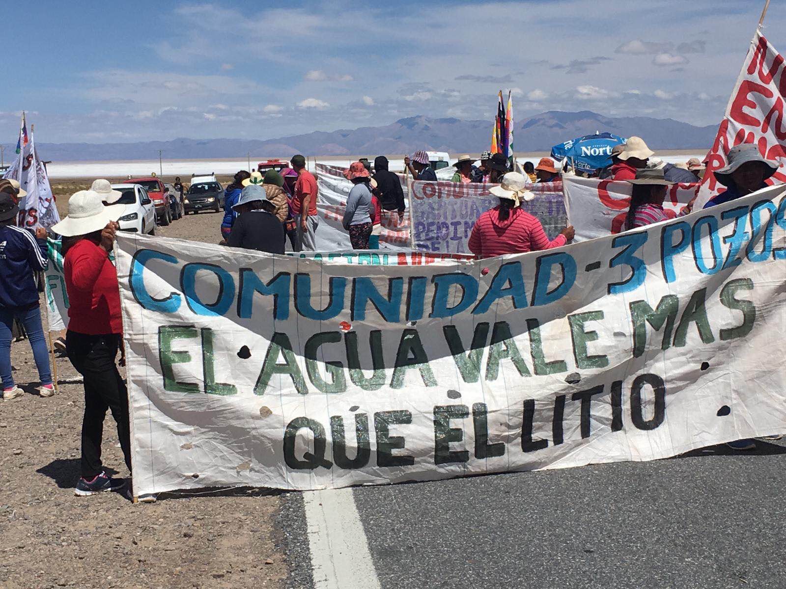 Comunidades protestan contra la extracción de litio en Jujuy, Argentina, alegando que el agua es más valiosa que el litio.