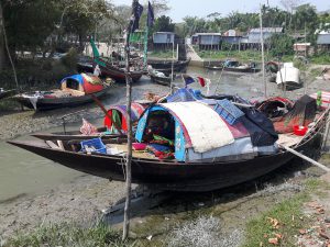 <p>With no land to call their own, the fishing communities of Bhola have made their boats their homes [image by: AJM Zobaidur Rahman]</p>