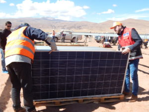 <p>Trabajadores instalan paneles solares en la planta argentina Cauchari (imagen: Fermín Koop)</p>