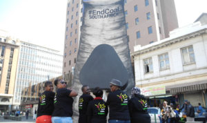 <p>Una protesta en Sudáfrica pide el fin del carbón. El Banco de Nuevo Desarrollo ha fallado en acabar las inversiones para combustibles fósiles (imagen: <a href="https://www.flickr.com/photos/64491948@N03/with/9183068922/">Greenpeace Africa</a>)</p>