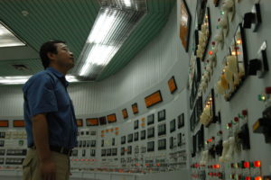 <p>A sala de controle da Usina Nuclear de Qinshan, na China (imagem: Petr Pavlicek/IAEA)</p>