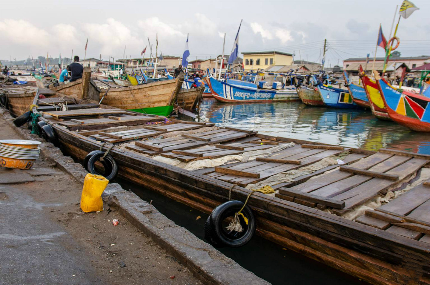 Saiko canoe waiting to unload at Elmina port