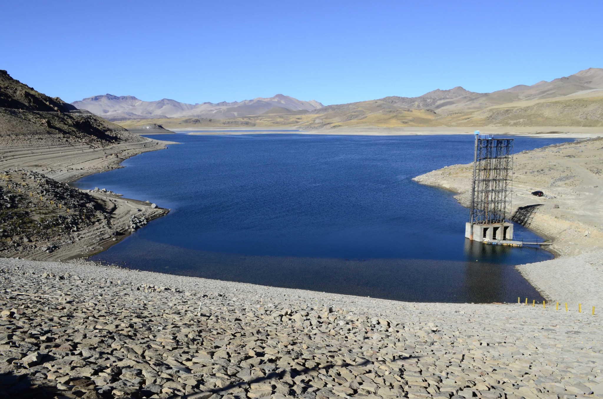 <p>El lago Maule en la cordillera de los Andres, 300 kilómetros al sur de Santiago. Chile lanzó un plan de acción de cara a la COP25 que busca resolver su crisis de agua (imagen: Centro de Cambio Global UC)</p>