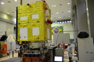 <p>Las pruebas finales en el satélite antes del lanzamiento. (Imagen: Inpe)</p>