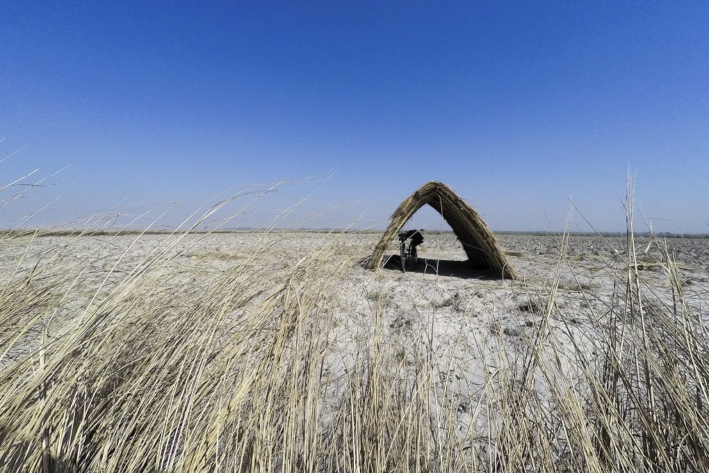 <p>A temporary shelter built on the floodplain, far from home and close to the farms. Most river communities understand the futility of setting up permanent structures on flood plains [image by: Siddharth Agarwal]</p>