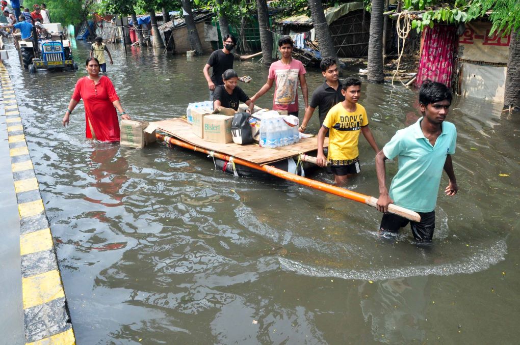 residents evacuating their supplies patna flood