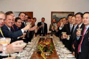 <p>El presidente brasileño, Jair Bolsonaro, da la bienvenida a su homólogo chino, Xi Jinping, a la 11ª cumbre de los Brics en Brasilia (imagen: <a href="https://www.flickr.com/photos/palaciodoplanalto/49060585232/">Alex Santos / PR</a>)</p>