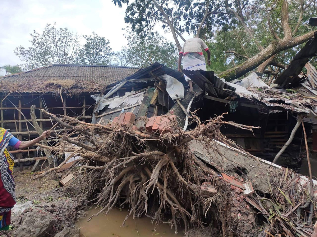 <p>Homes destroyed in Satkhira, Bangladesh, by Cyclone Bulbul [image courtesy: Jago Nari]</p>