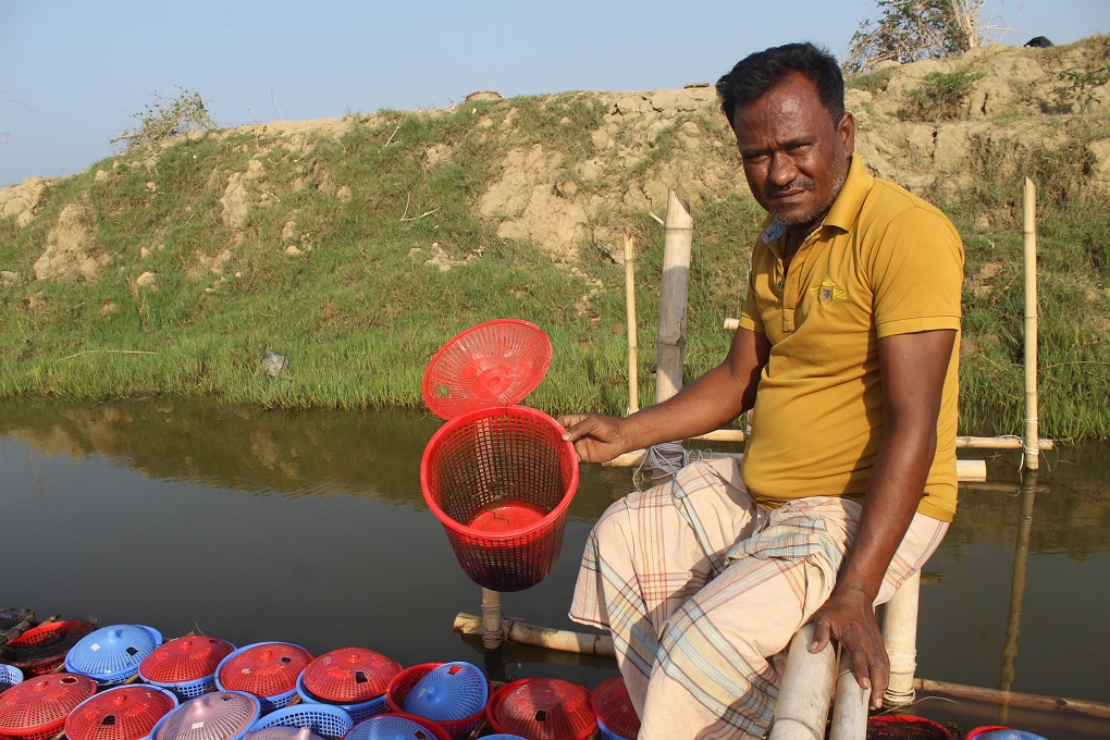 A crab farmer about to collect crabs [image by: Banani Mallick]