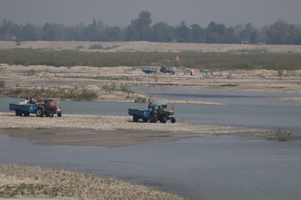 <p>The Mahakali is the main source of revenue for both the people that live alongside it, and the municipal governments [image by: Abhaya Raj Joshi]</p>